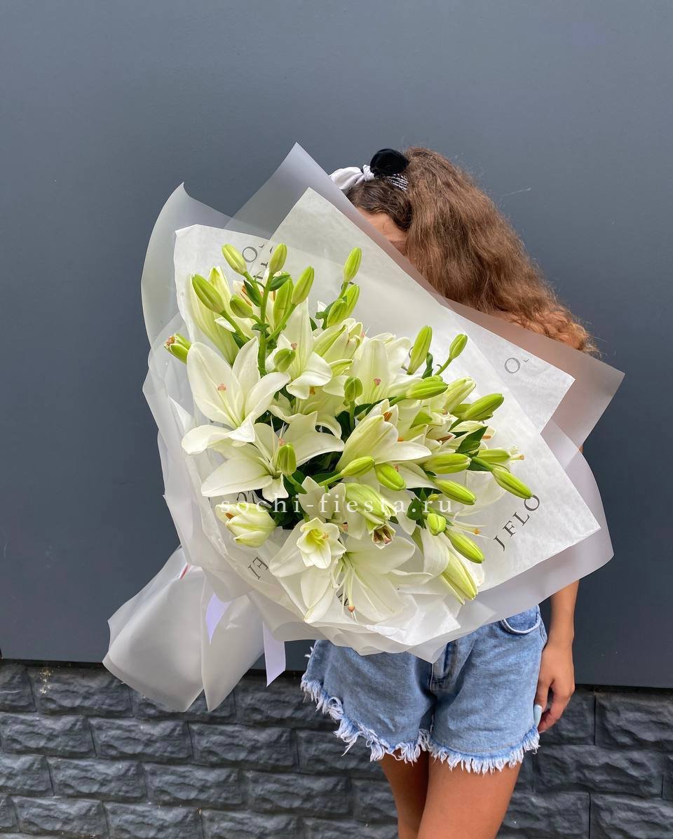 Букет с лилиями
