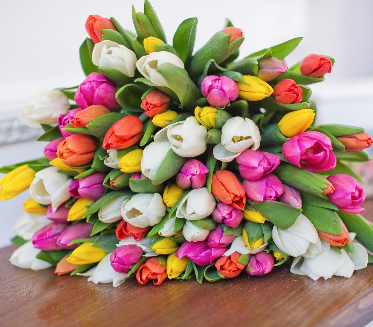 корпоративная композиция с розами и хризантемами для офиса в Орске