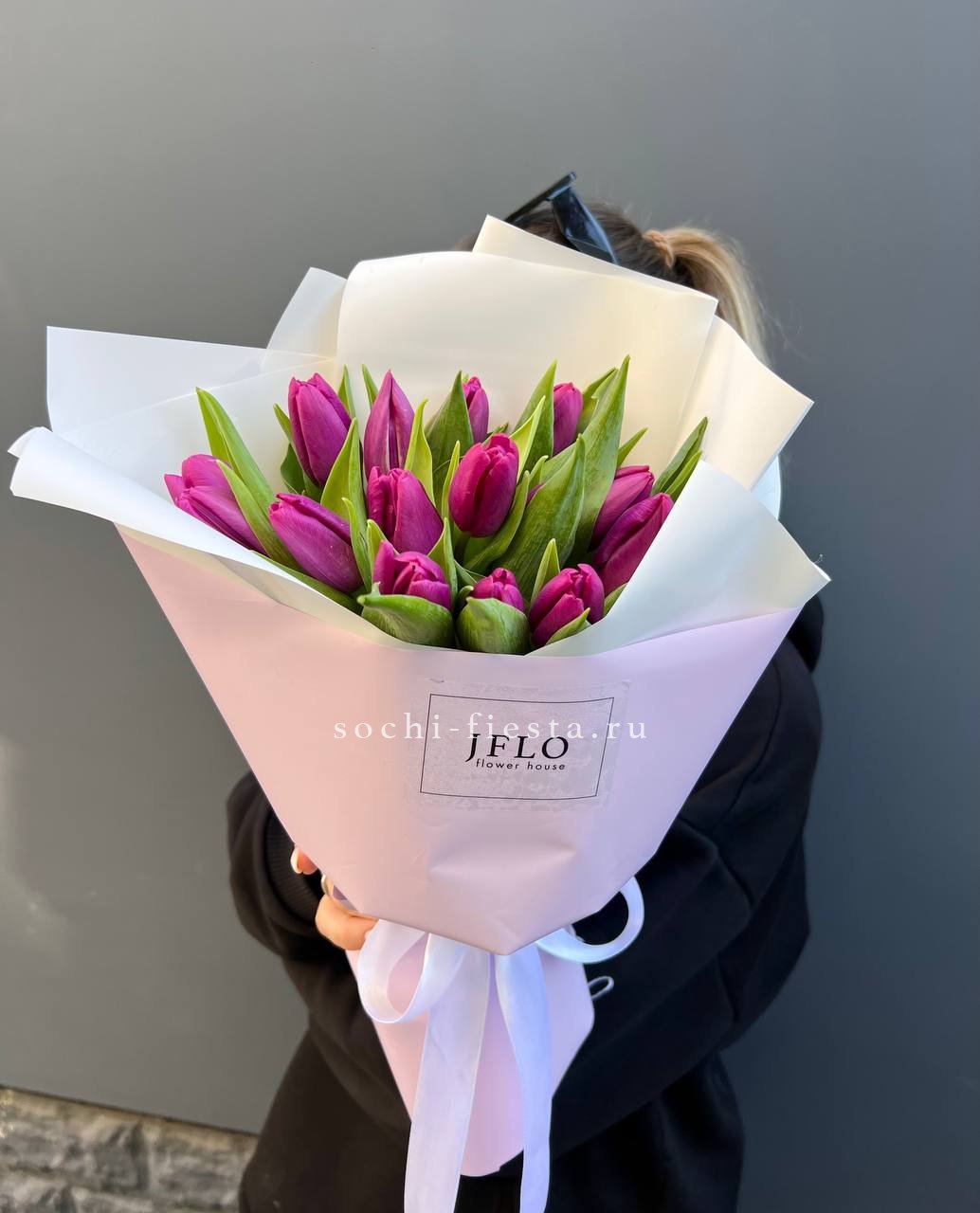 видовой каталог с розами и пионами в студии флористики в Орске