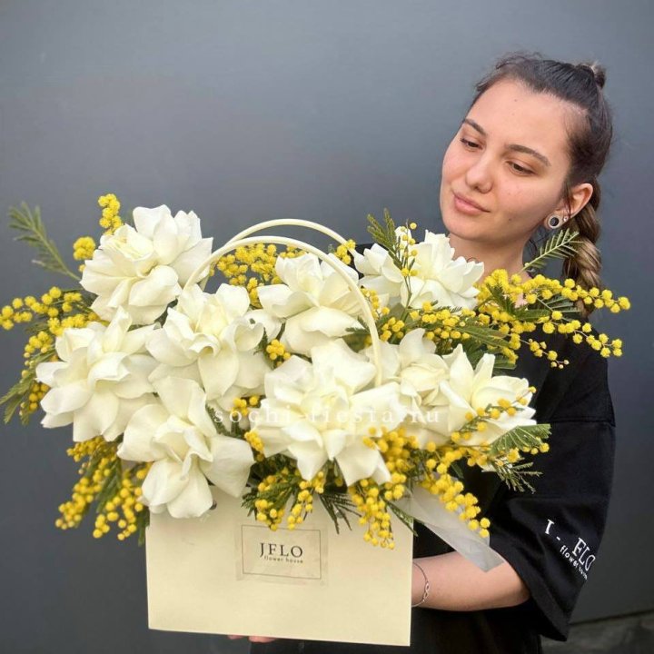 Французские Розы и мимоза  в сумочке  в Орске