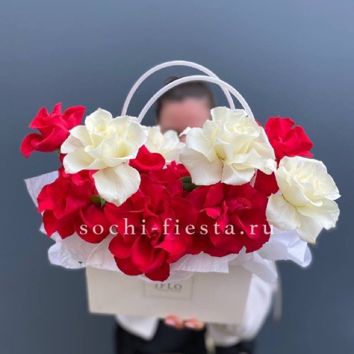 Сумочка  красных и белых роз в Орске