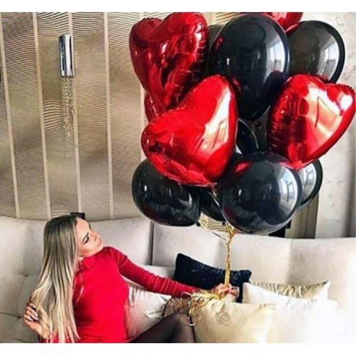 Фонтан из красных сердец с чёрными шарами  в Орске