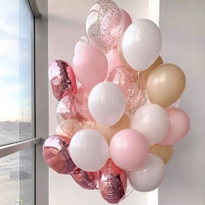 Фонтан шаров розового и белого цветов в Орске