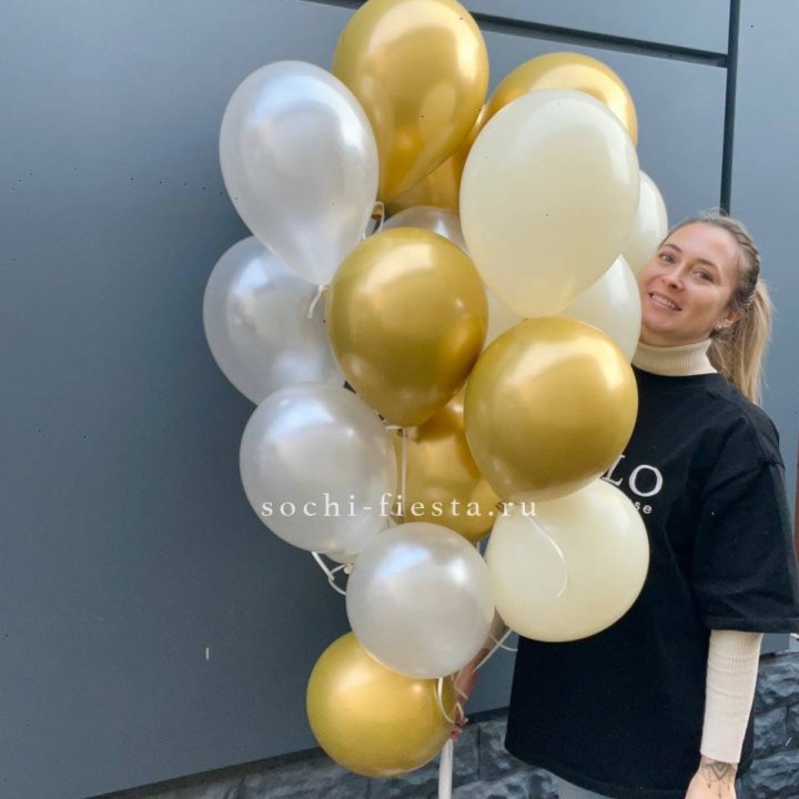 Облако шаров из белого и золотого оттенков в Орске