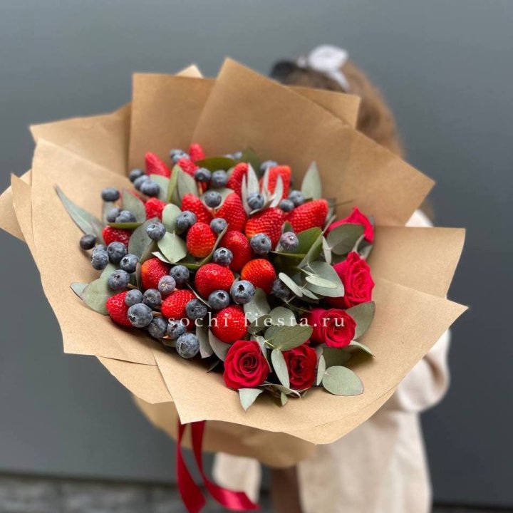 Клубника и голубика с цветами в Орске