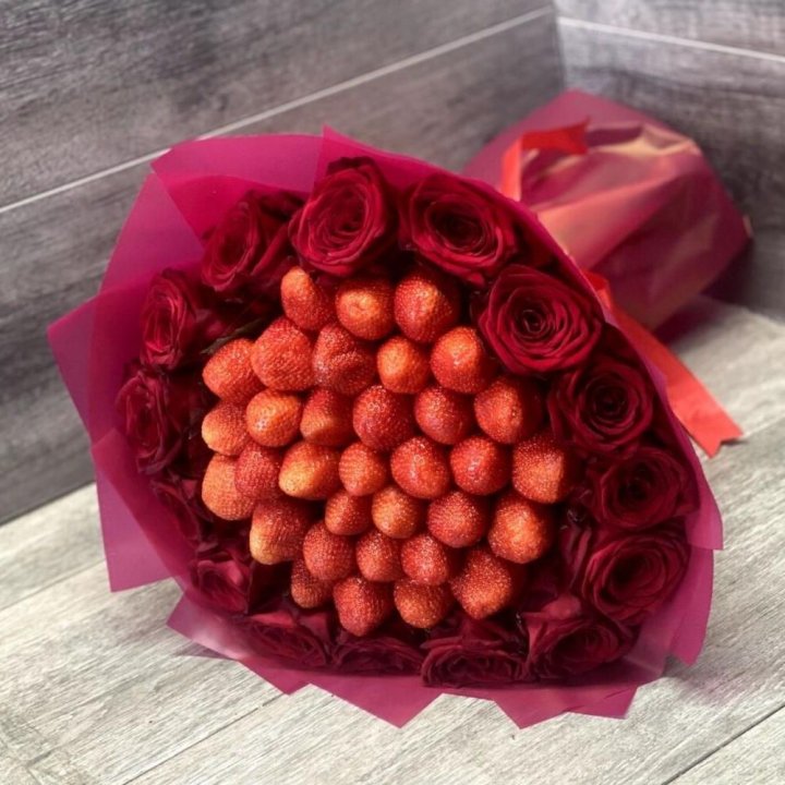 Клубничный букет с розами в Орске