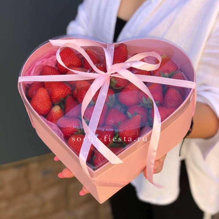 Коробочка сердце  с клубникой в Орске