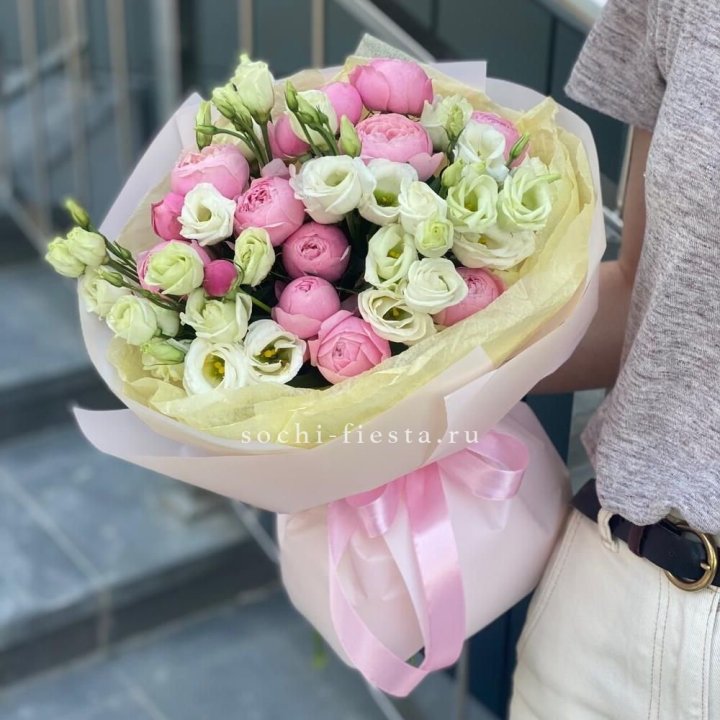 Букет кустовых роз с эустомой в Орске