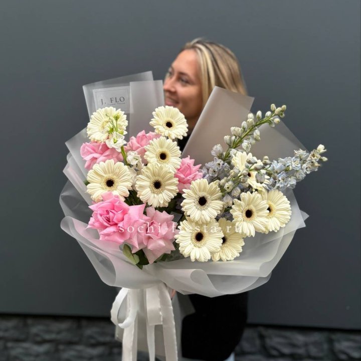 Букет роз и гербер в Орске