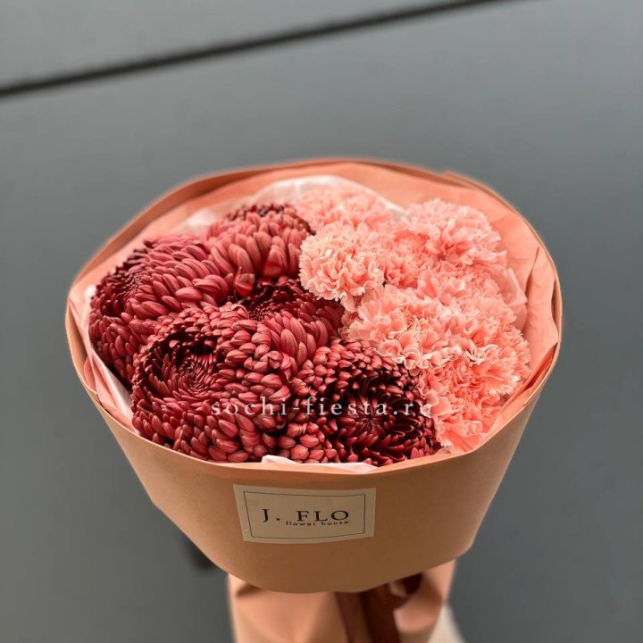 Букет хризантем и диантусов  в Орске