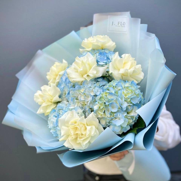  Букет из голубых гортензий и роз  в Орске