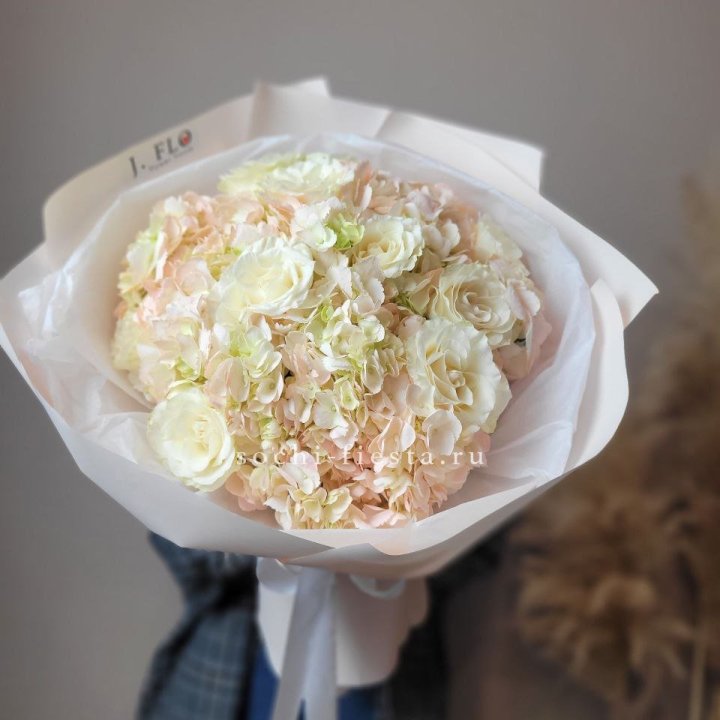  Букет гортензии и роз  в Орске