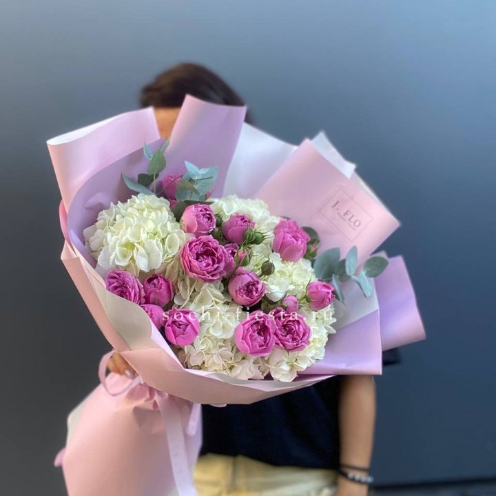 Букет белых гортензий и пионовидных роз  в Орске