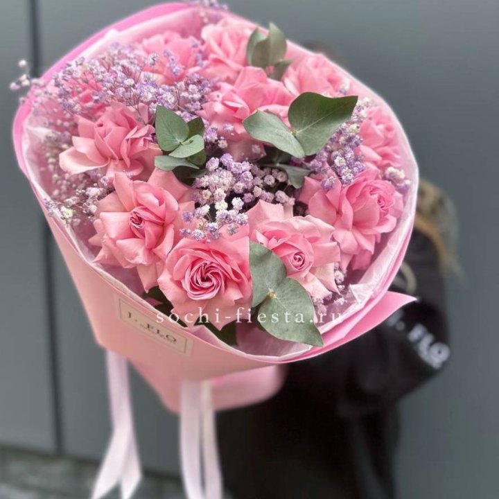 Розовые французские розы с гипсофилой в Орске