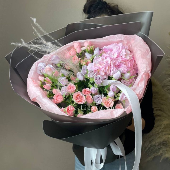  Букет гортензии и роз "Саперави" в Орске