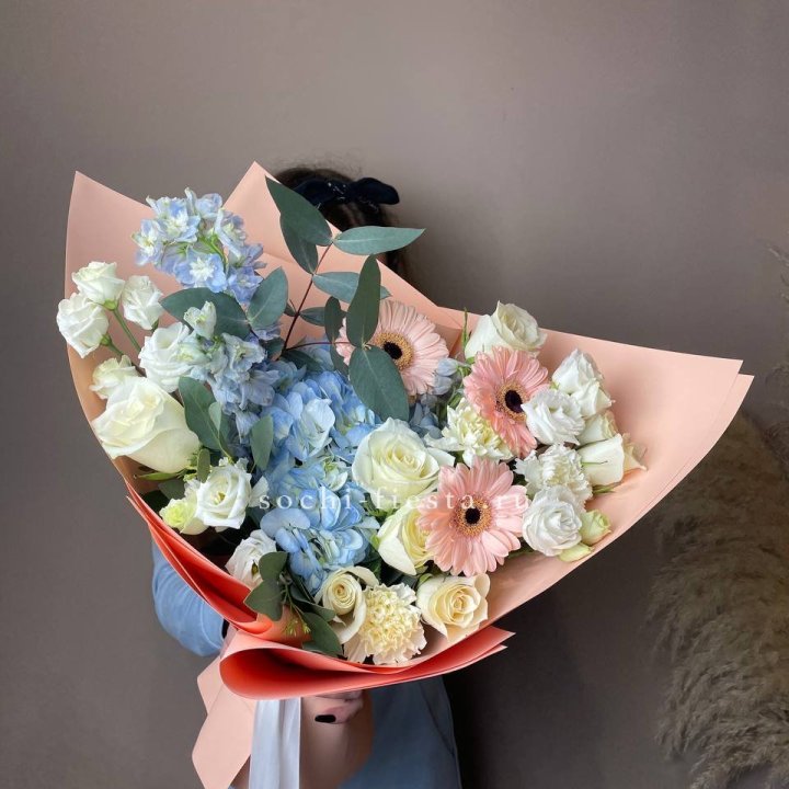  Букет гортензии и роз "Валенсия" в Орске