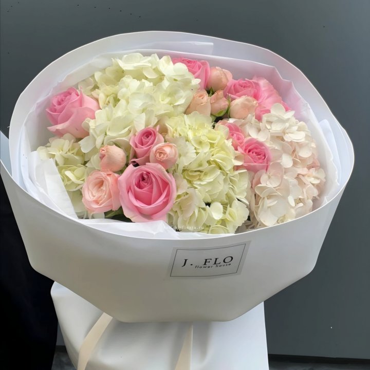  Букет гортензии и роз  "Тиамо" в Орске