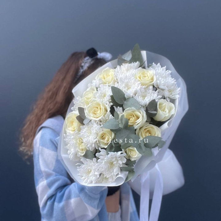  Букет белых роз с хризантемой  в Орске