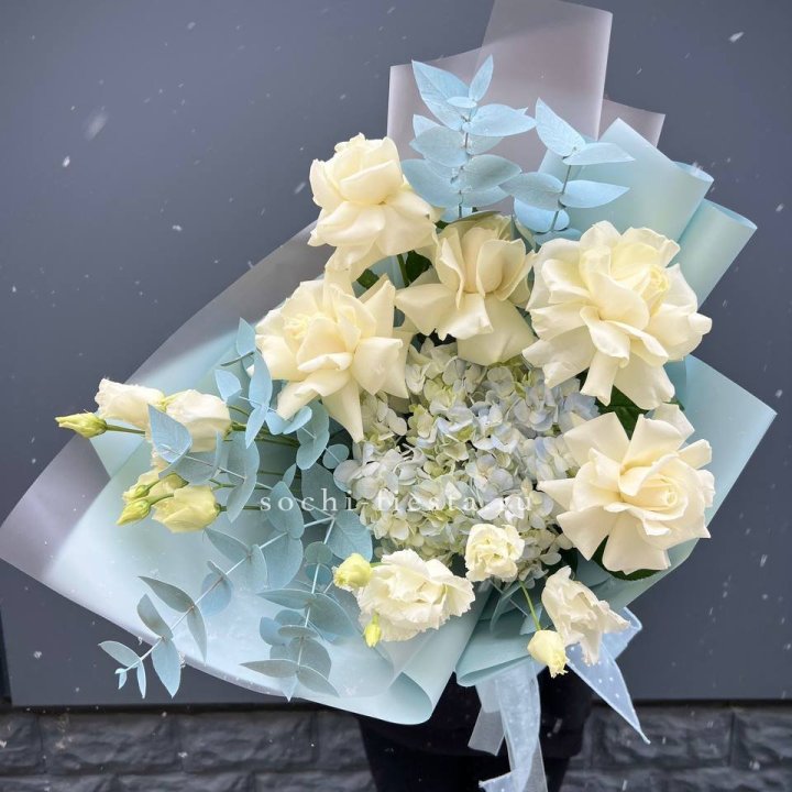 Букет с гортензией и белыми французскими розами в Орске