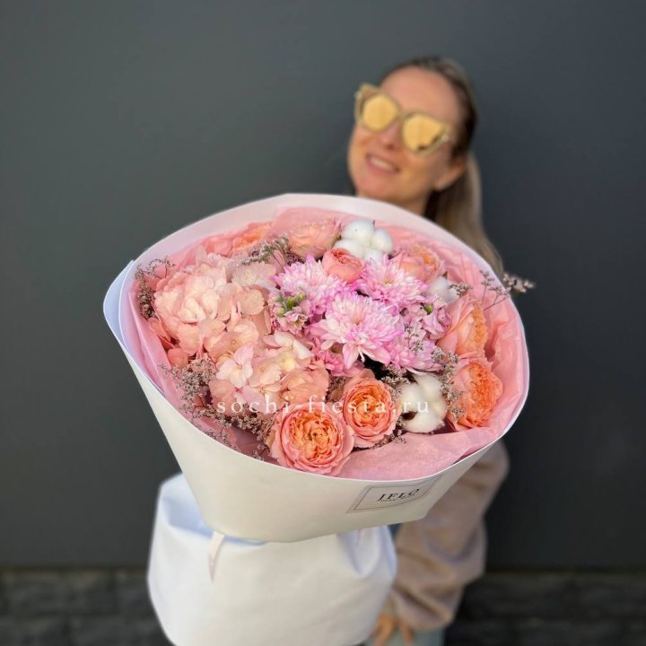 Букет гортензии и кустовых роз  в Орске