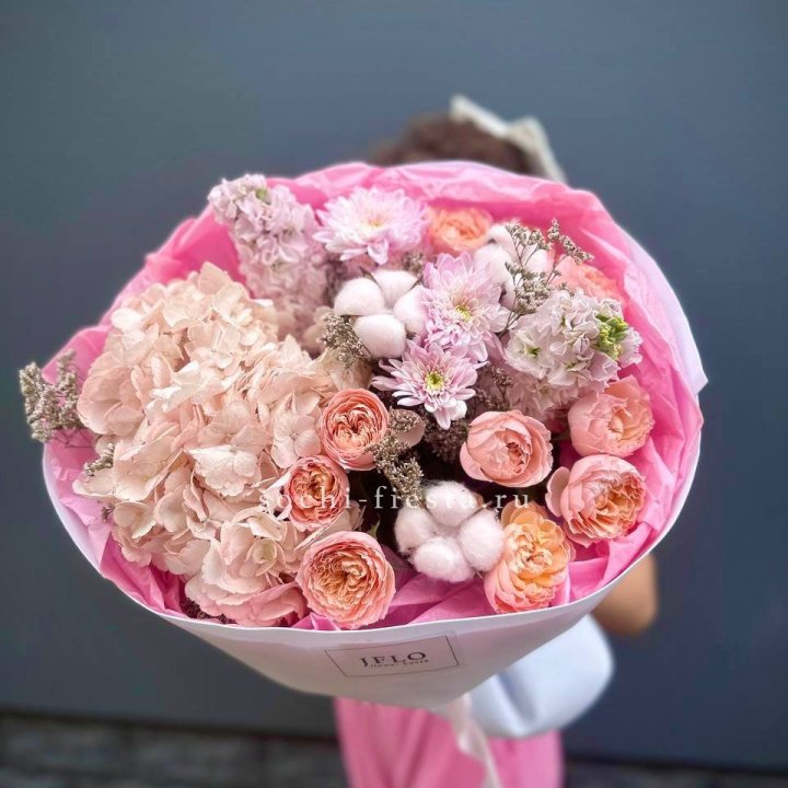 Букет гортензии и кустовых роз "Абрассо" в Орске