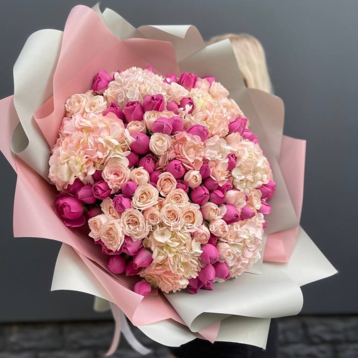 Букет кустовые розы и гортензия в Орске