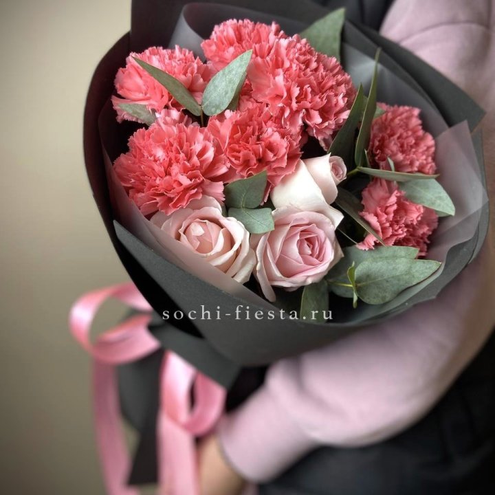 Букет из роз и диантусов "Пенелопа" в Орске