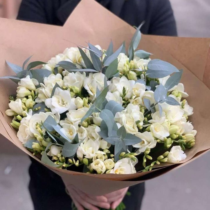 51 фрезия с эвкалиптом в Орске