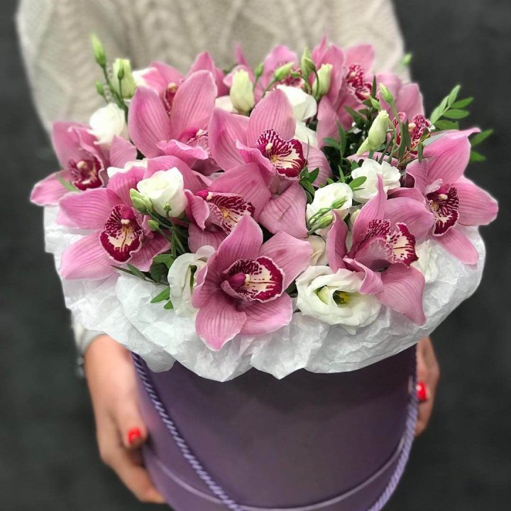 Орхидея и эустома в шляпной коробке в Орске