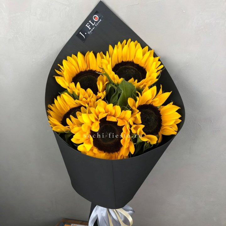 Букет из 5  подсолнухов в Орске