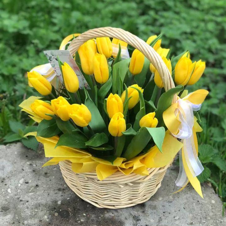 25 желтых тюльпанов в корзине в Орске