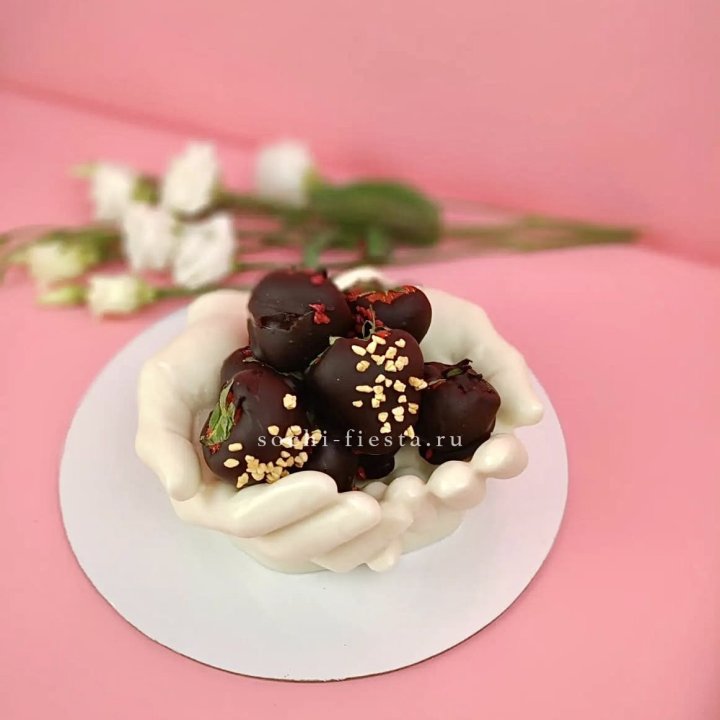 Клубника в шоколаде на шоколадных ладонях  в Орске