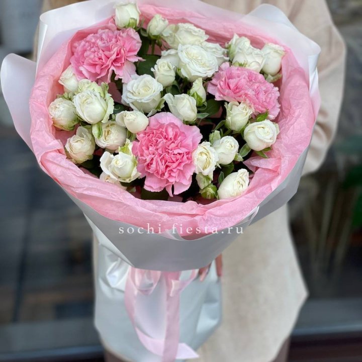 Букет розы с диантусами "Блэш" в Орске