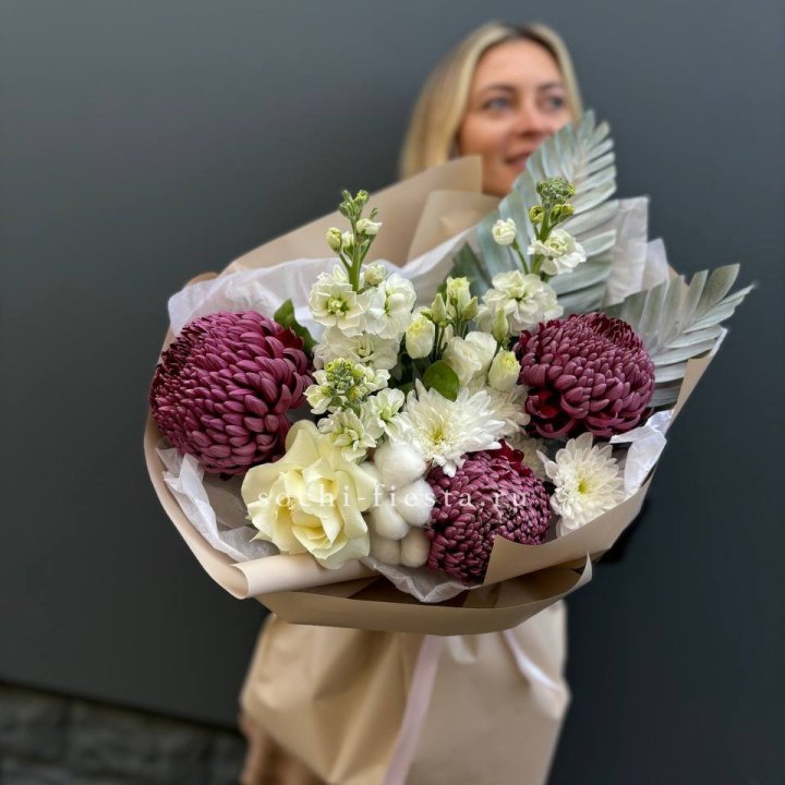 Хризантемы с маттиолой розами эустомой Чика в Орске