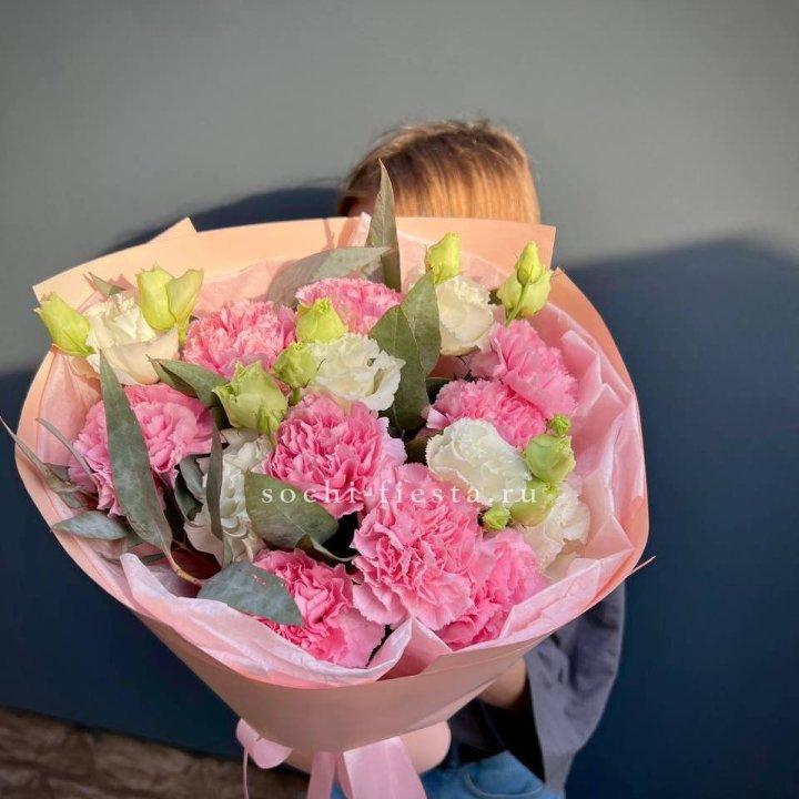 Букет гвоздик и  эустом "Сири" в Орске