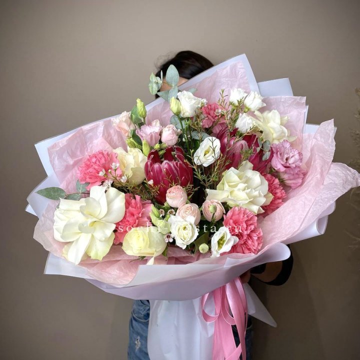 Букет с протеей, розами "Элеонора" в Орске