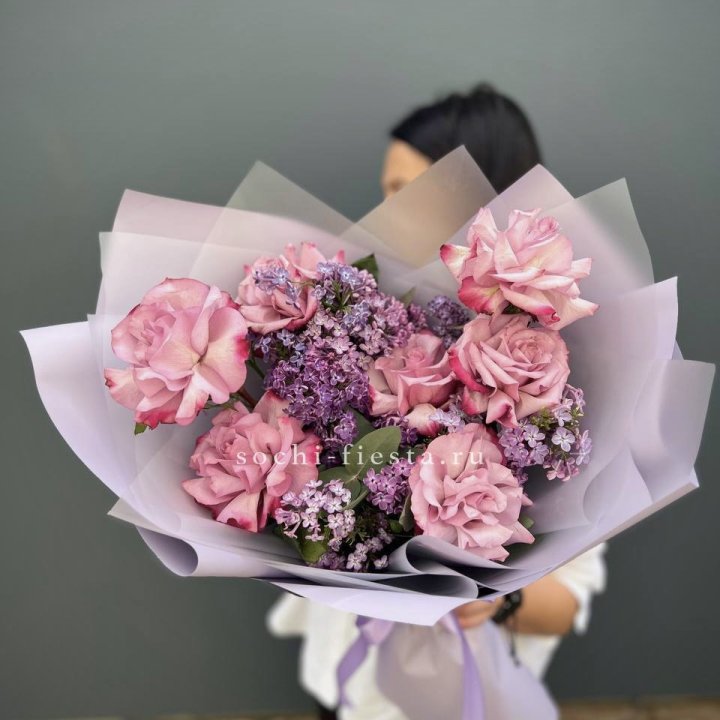 Букет из розовых роз и сирени в Орске
