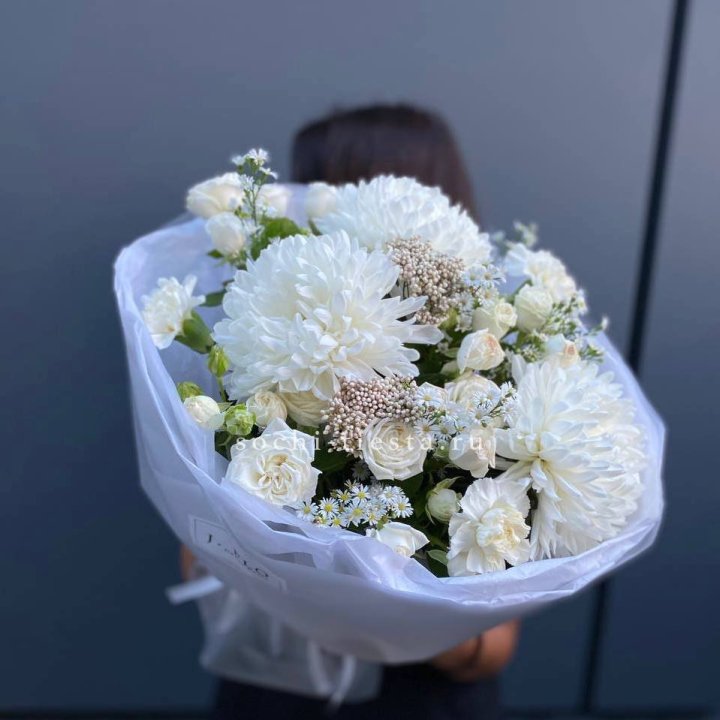 Букет хризантем и роз вайт шотс в Орске