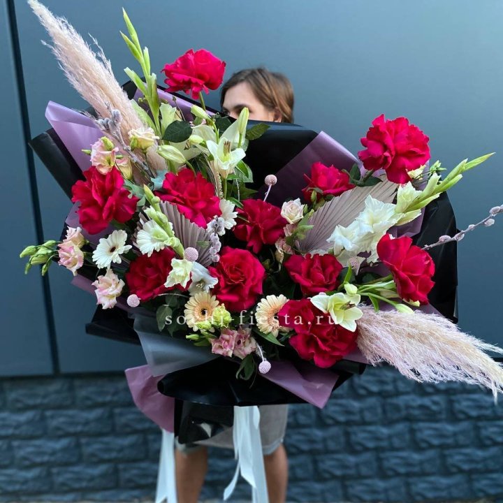 Дизайнерский букет Ред в Орске