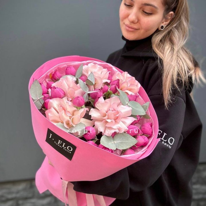 Букет французских и пионовидных роз "Ламиносо" в Орске