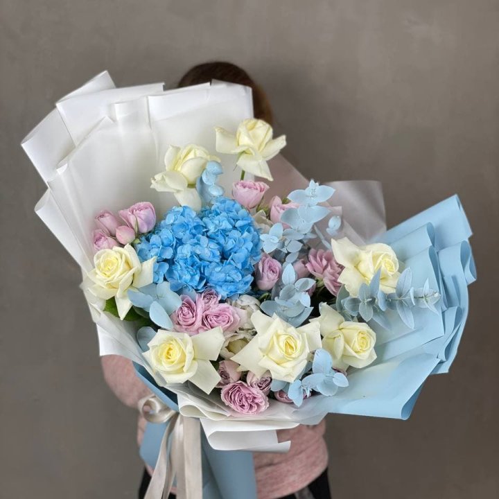 Дизайнерский букет "Блю скайфорт" в Орске