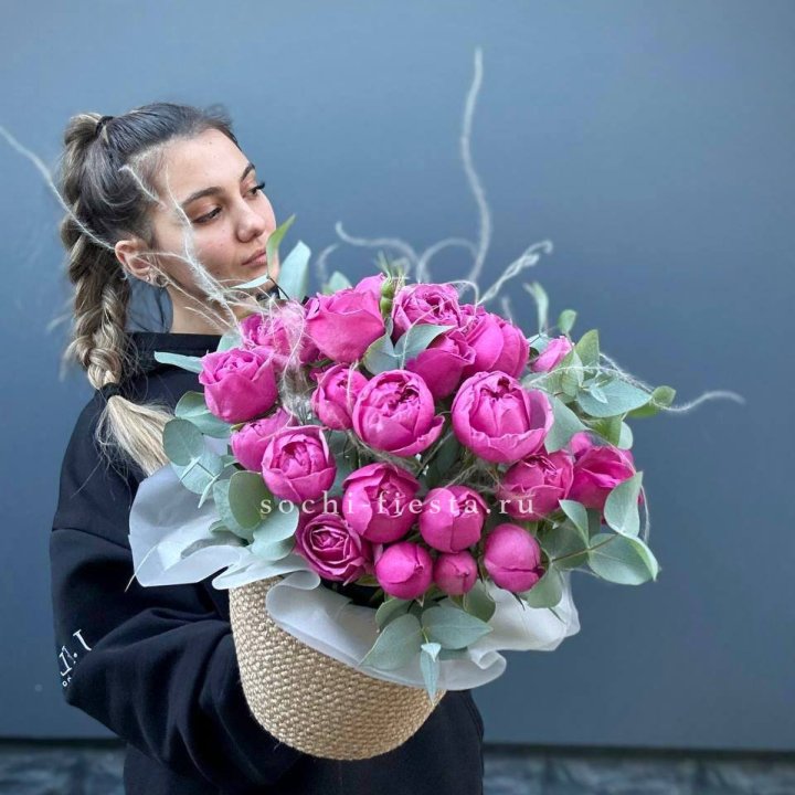 Пионовидные розы  в джутовом кашпо  в Орске