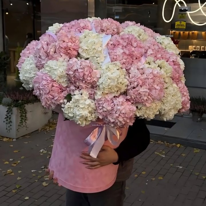 Дизайнерский цилиндр с гортензиями  в Орске