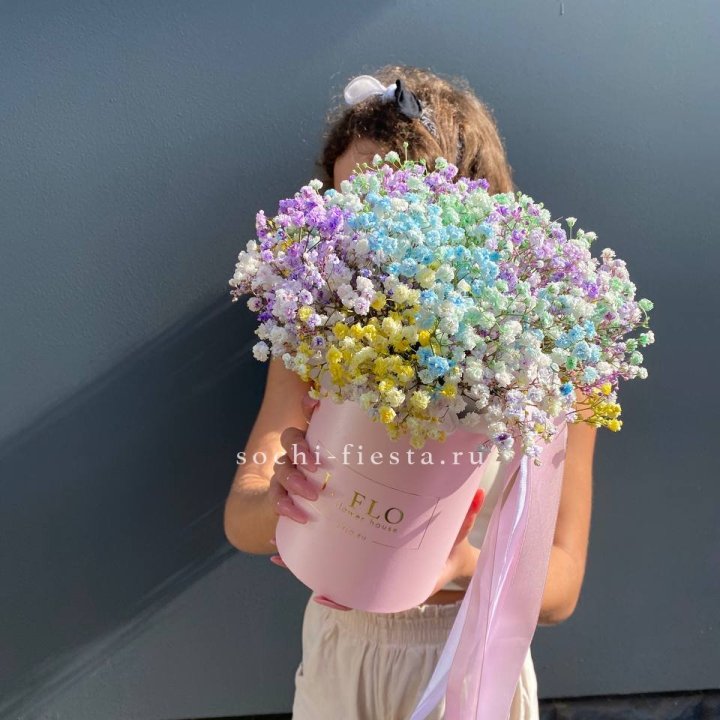 Радужные гипсофилы в шляпной коробке в Орске