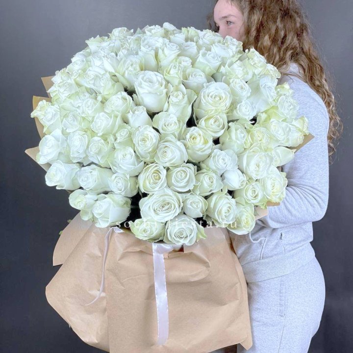 101 белая высокая импортная роза в Орске