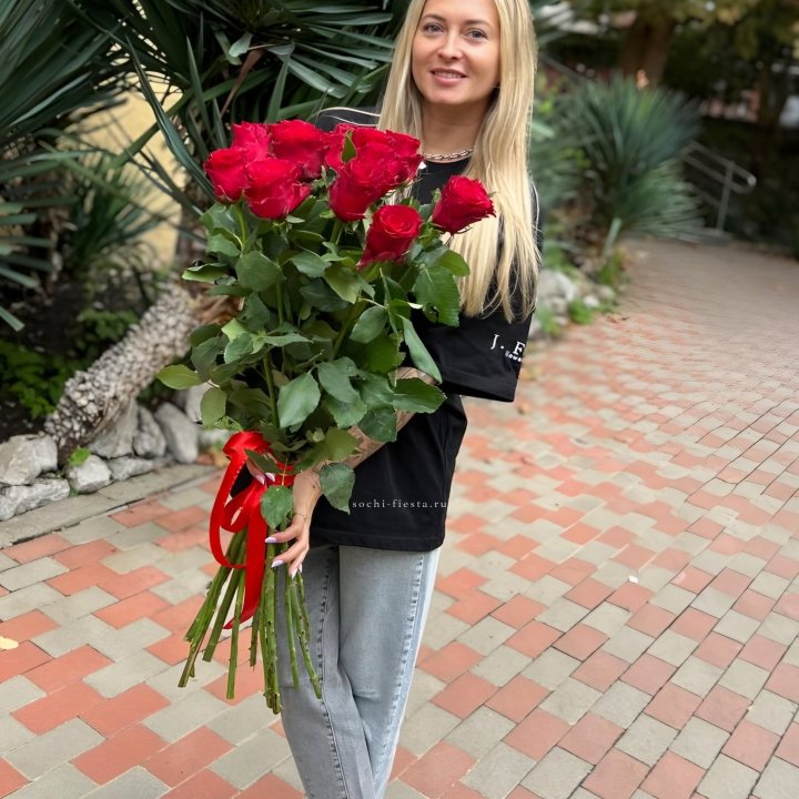 15 высоких красных роз в Орске