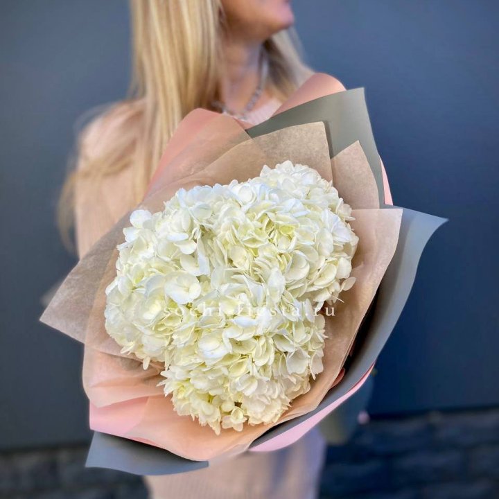 Букет из трёх белых гортензий в Орске