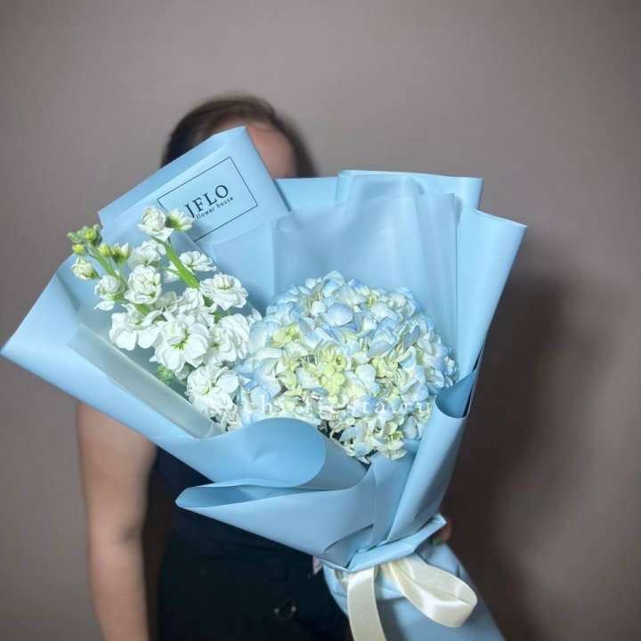 Гортензия голубая с маттиолой в Орске