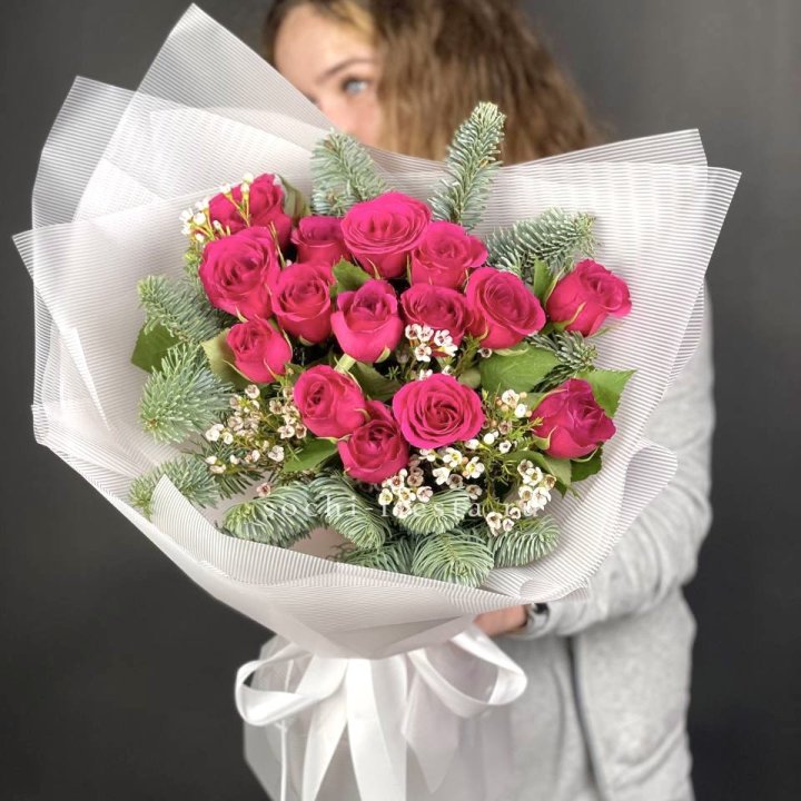Новогодний букет Елки и Розы в Орске
