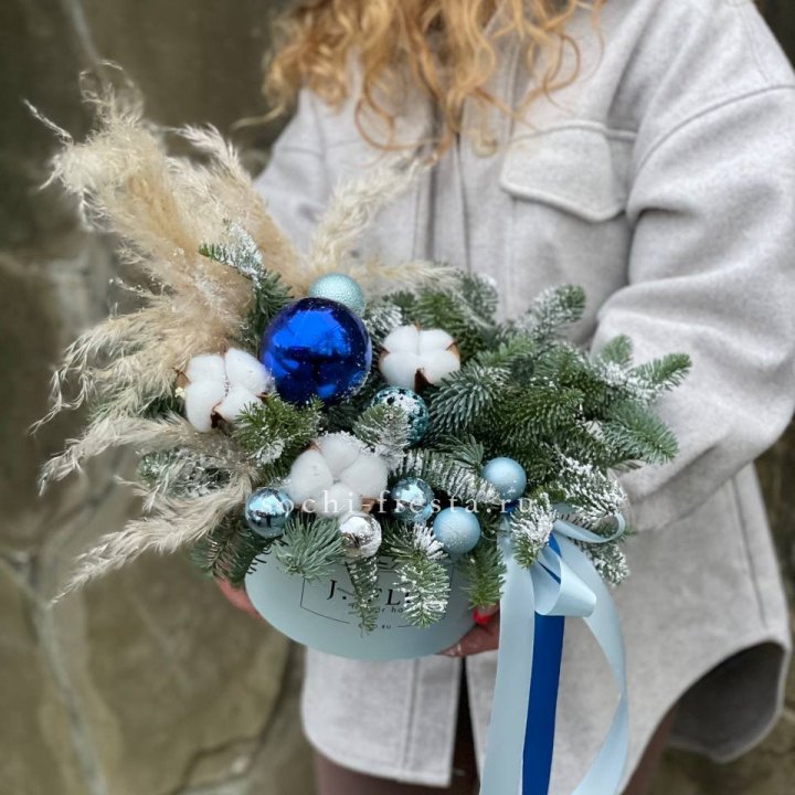 Новогодняя композиция в коробке блю в Орске